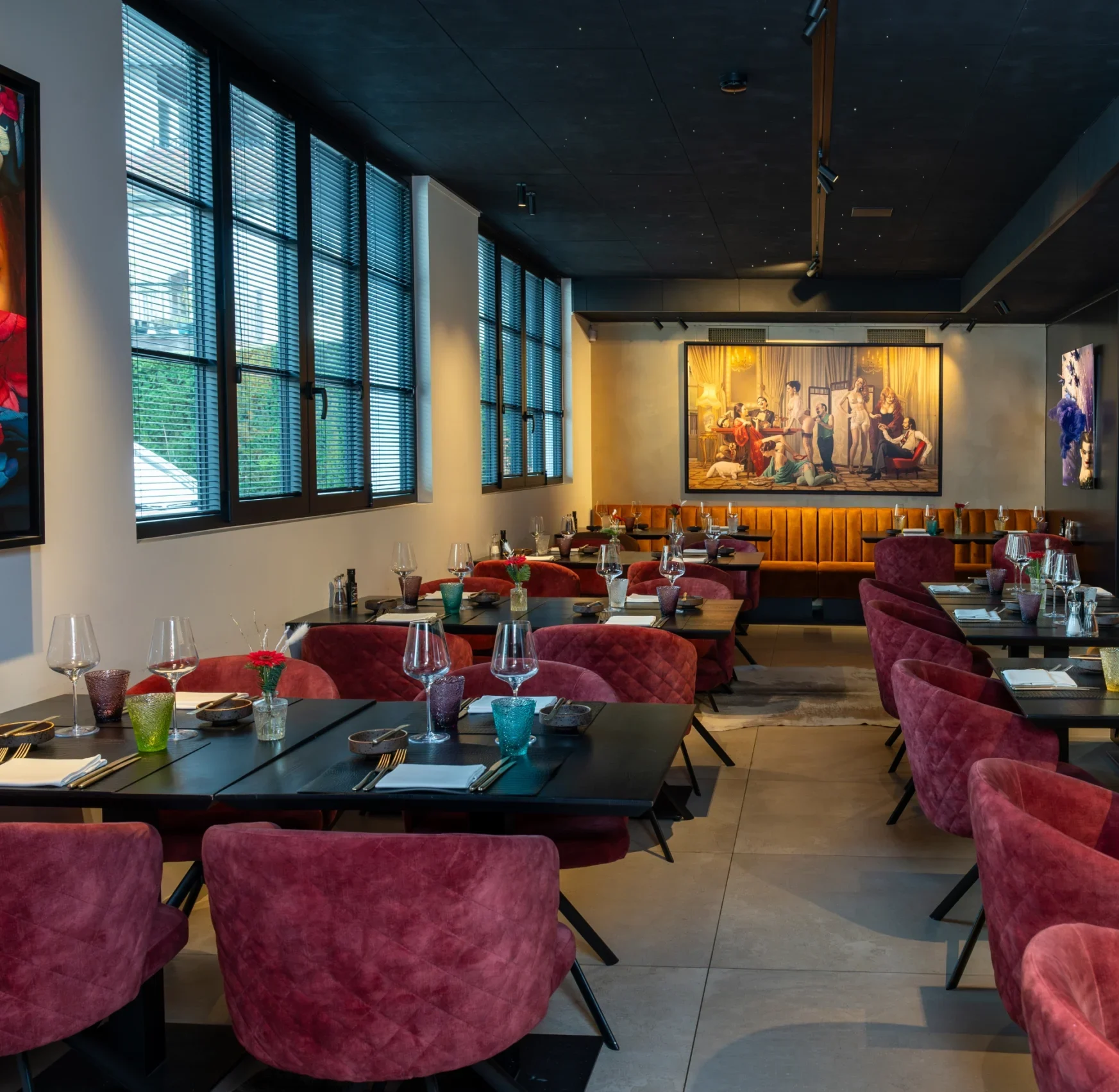 cozy-dining-space-in-modern-restaurant-2026-03-27-01-39-59-utc