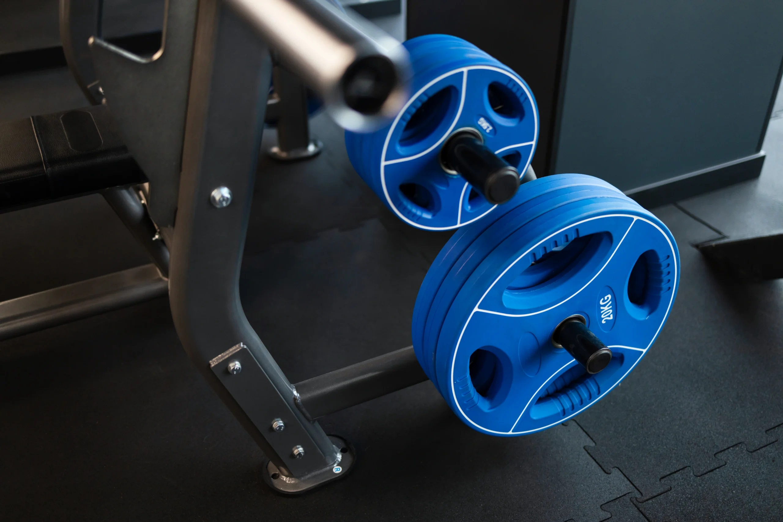 blue-discs-for-the-barbell-on-machine-in-gym-2026-03-10-03-08-45-utc
