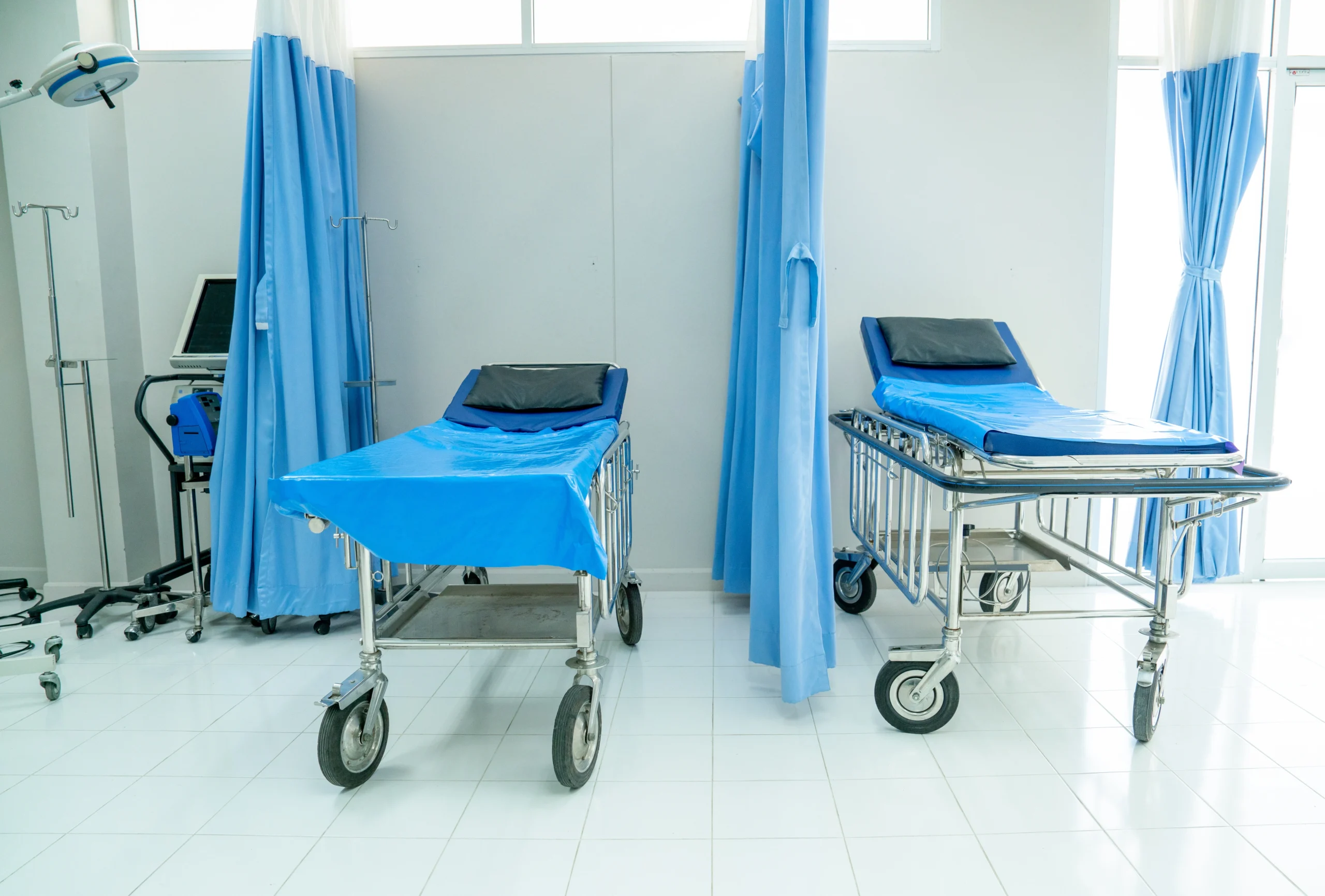 empty-of-emergency-room-with-two-mobile-beds-in-ho-2026-03-19-21-59-02-utc